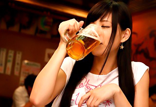 20歳になったばかりの美少女にビール飲ませまくって泥酔セックス